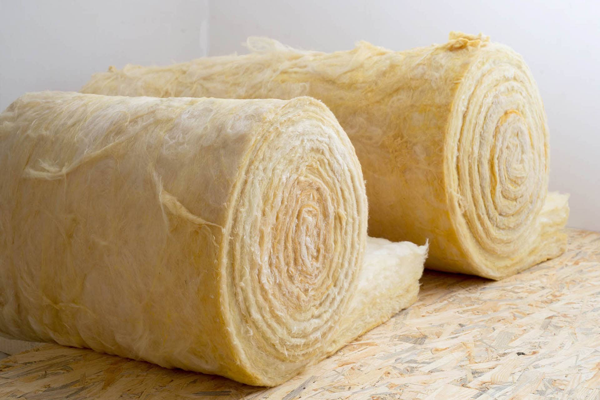 thermal-insulation-wool-rolls-on-chipboard-building-materials